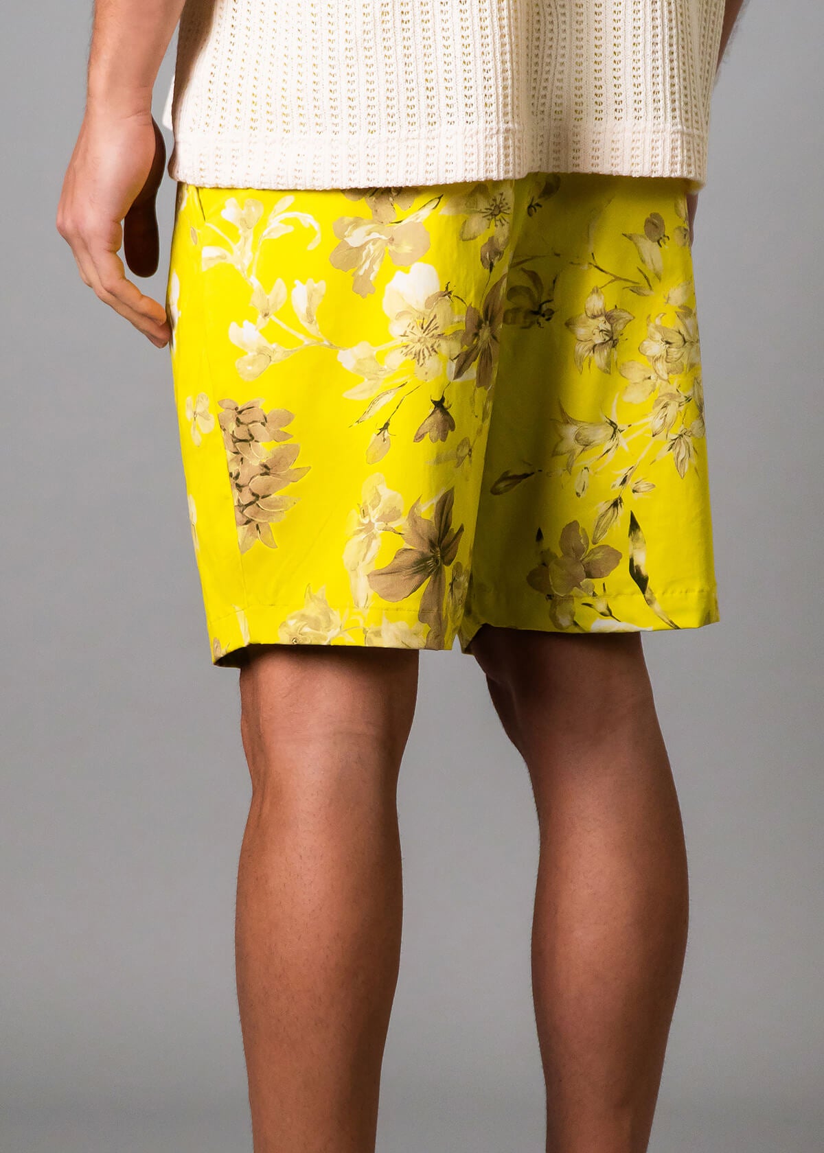 Men’s vacation short with bold tropical print – Resortwear fashion capturing the White Lotus effect