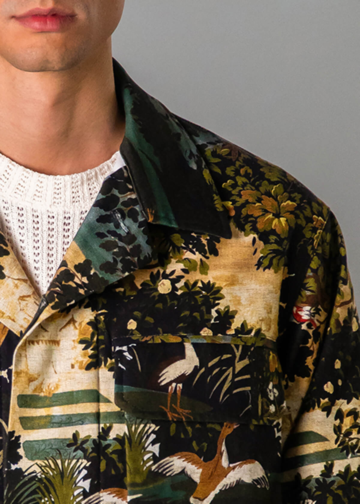 Men’s vacation jackett with bold tapestry print – Resortwear fashion capturing the White Lotus effect