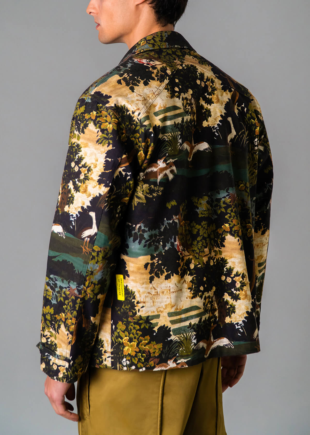 Men’s vacation jackett with bold tapestry print – Resortwear fashion capturing the White Lotus effect