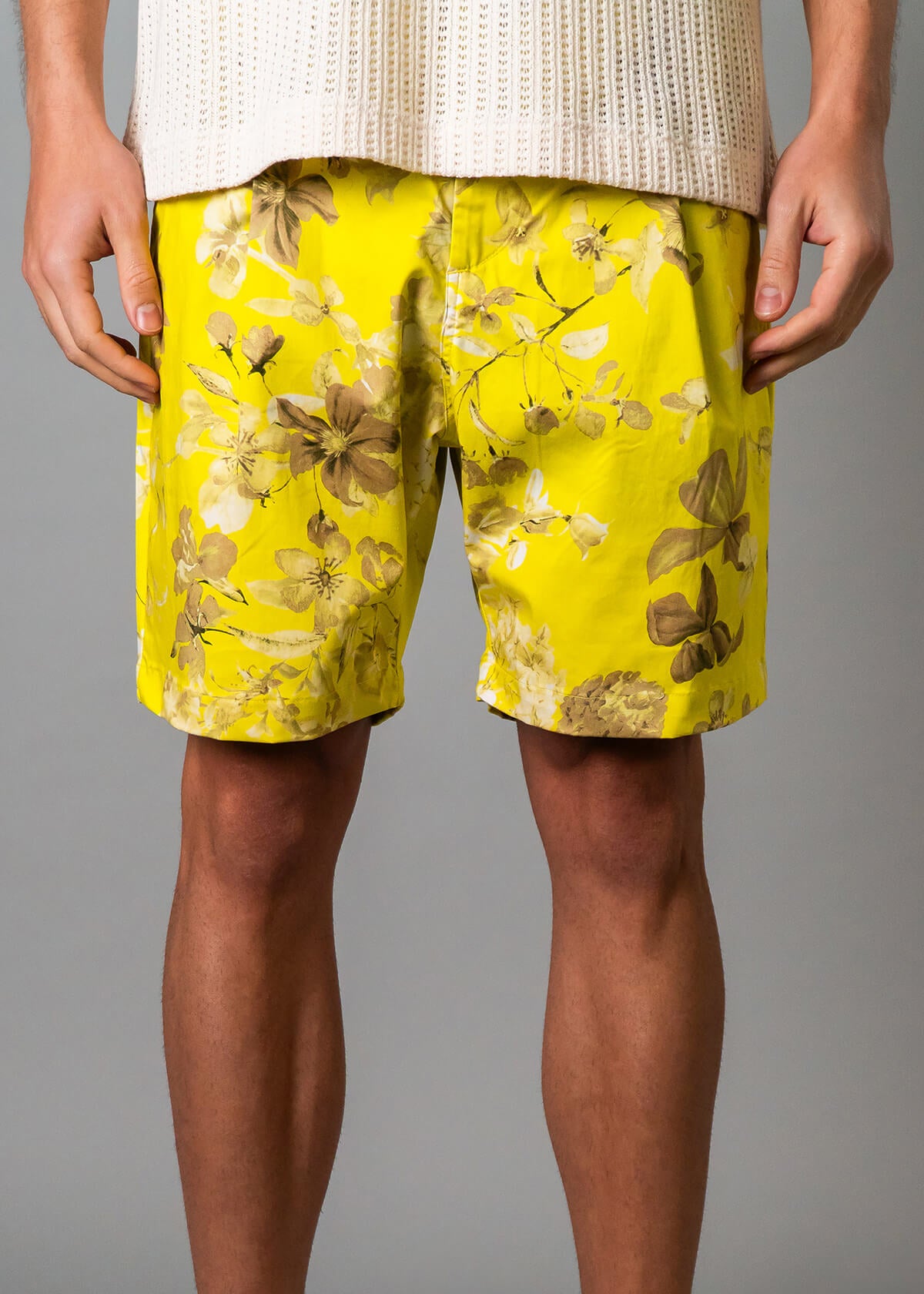 Men’s vacation short with bold tropical print – Resortwear fashion capturing the White Lotus effect