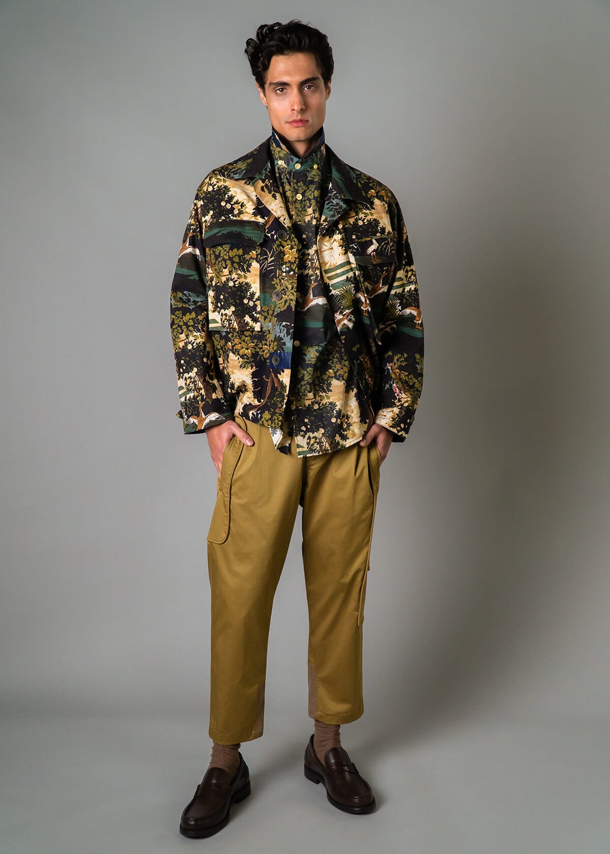 Men’s vacation jackett with bold tapestry print – Resortwear fashion capturing the White Lotus effect