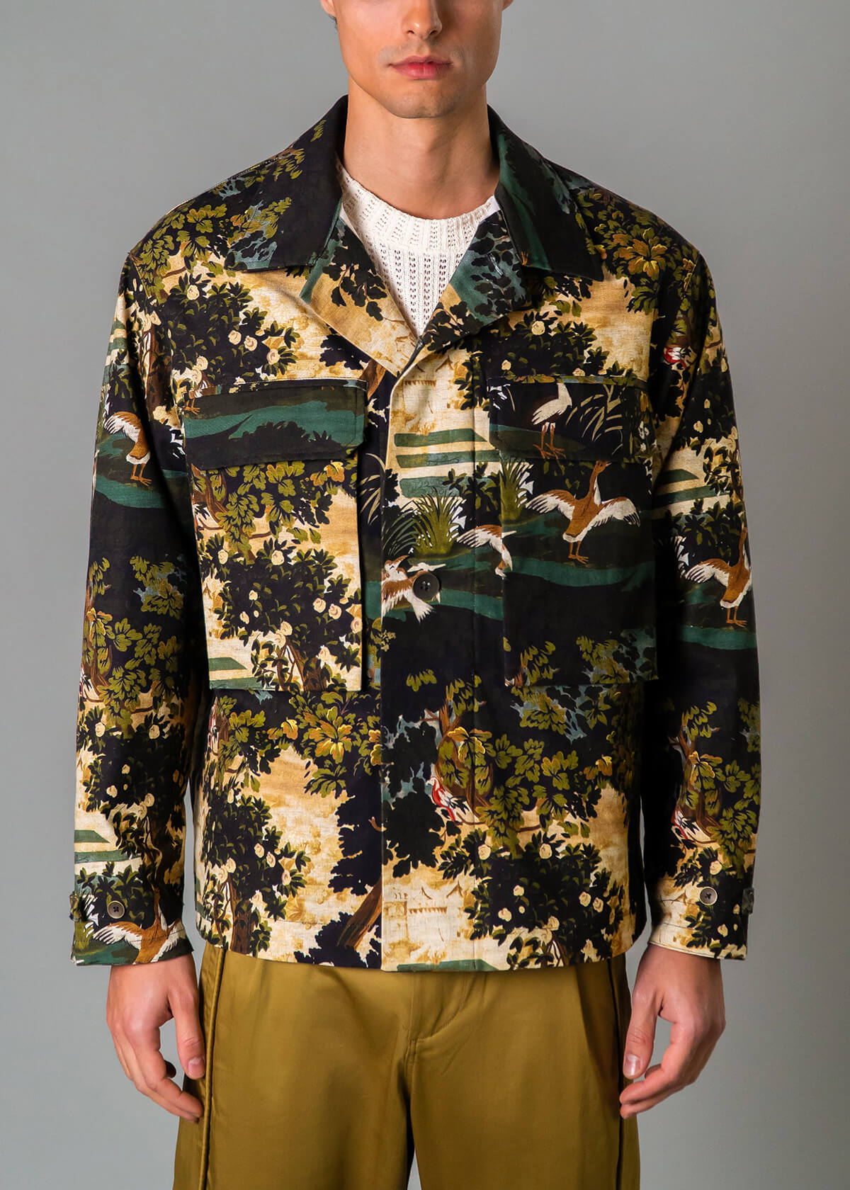 Men’s vacation jackett with bold tapestry print – Resortwear fashion capturing the White Lotus effect