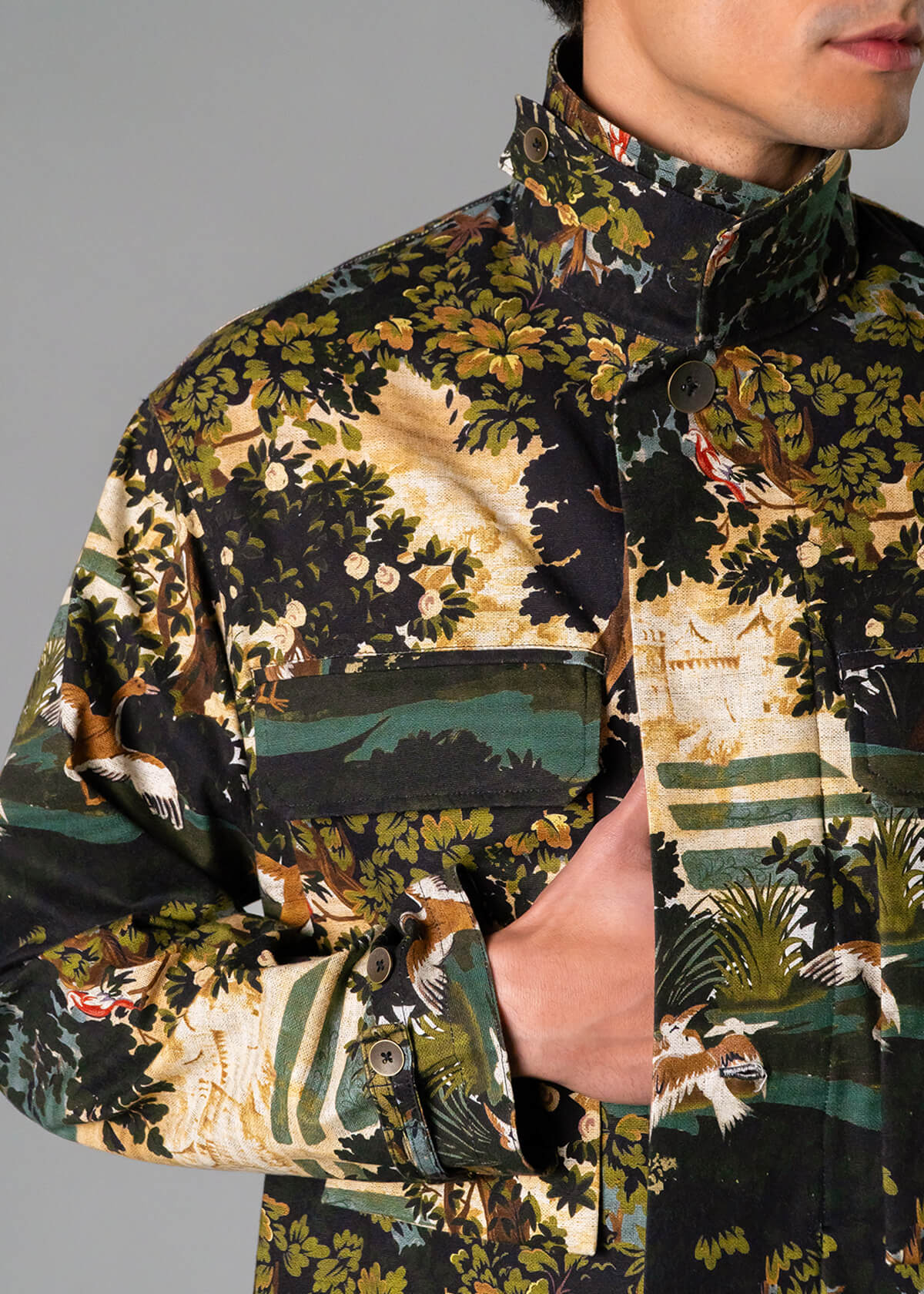 Men’s vacation jackett with bold tapestry print – Resortwear fashion capturing the White Lotus effect