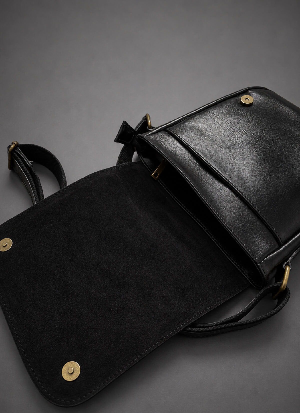 The Courier Black
