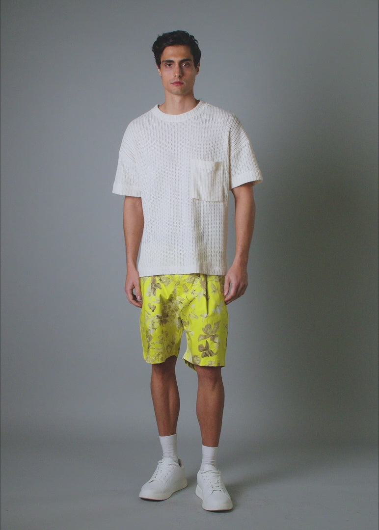 Men’s vacation short with bold tropical print – Resortwear fashion capturing the White Lotus effect